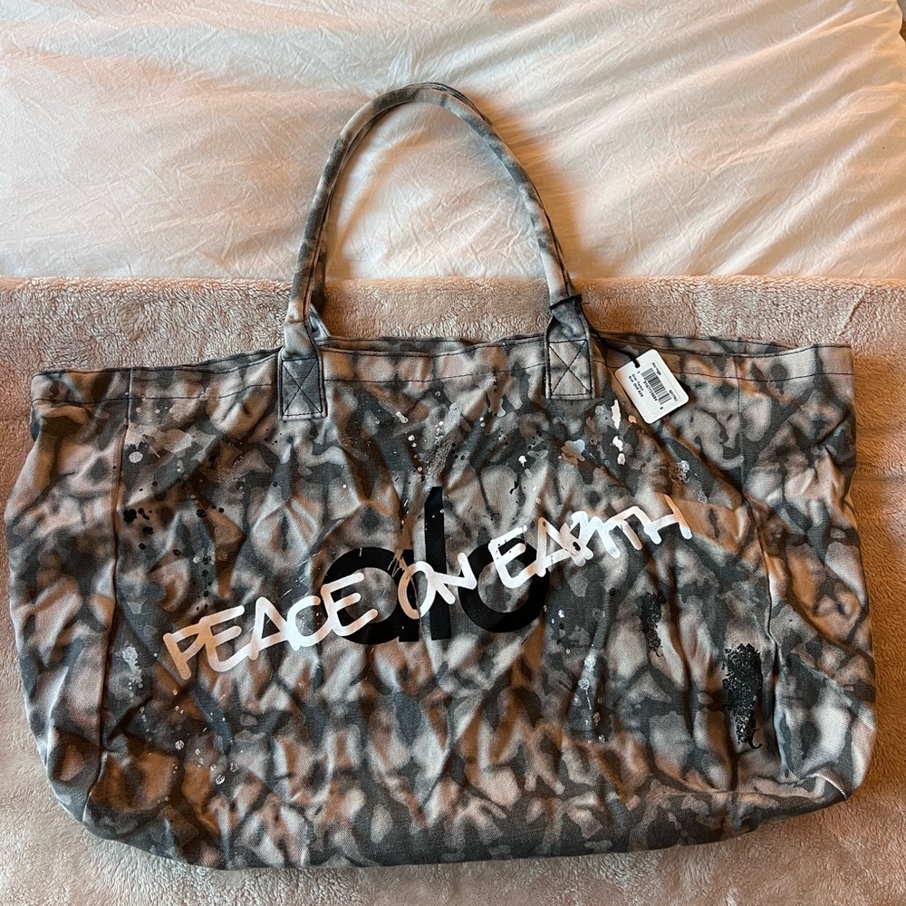 Alo Yoga- NWT Holiday Iconic Shopper Tote